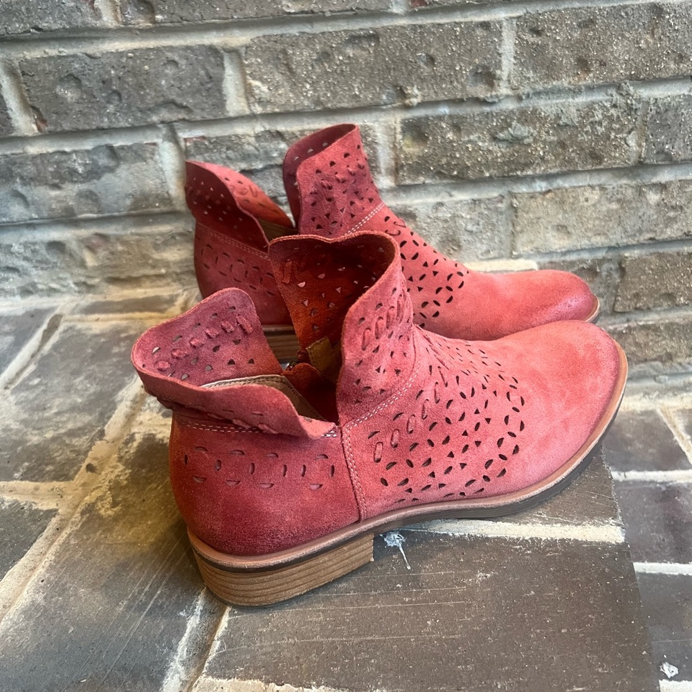 SOFFT salmon color ankle booties with perforated leather Shoes sz 11M